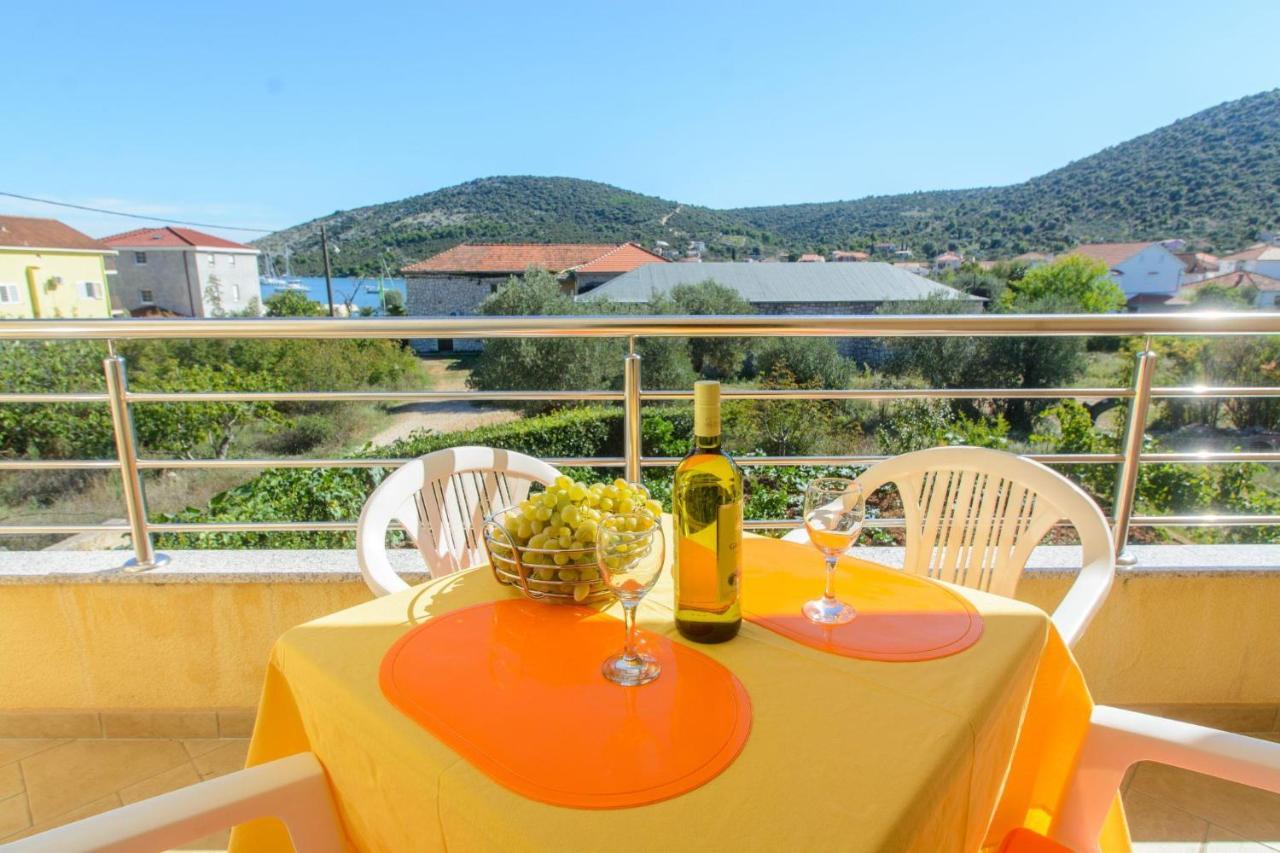 Apartments Anton Vinišće Eksteriør bilde